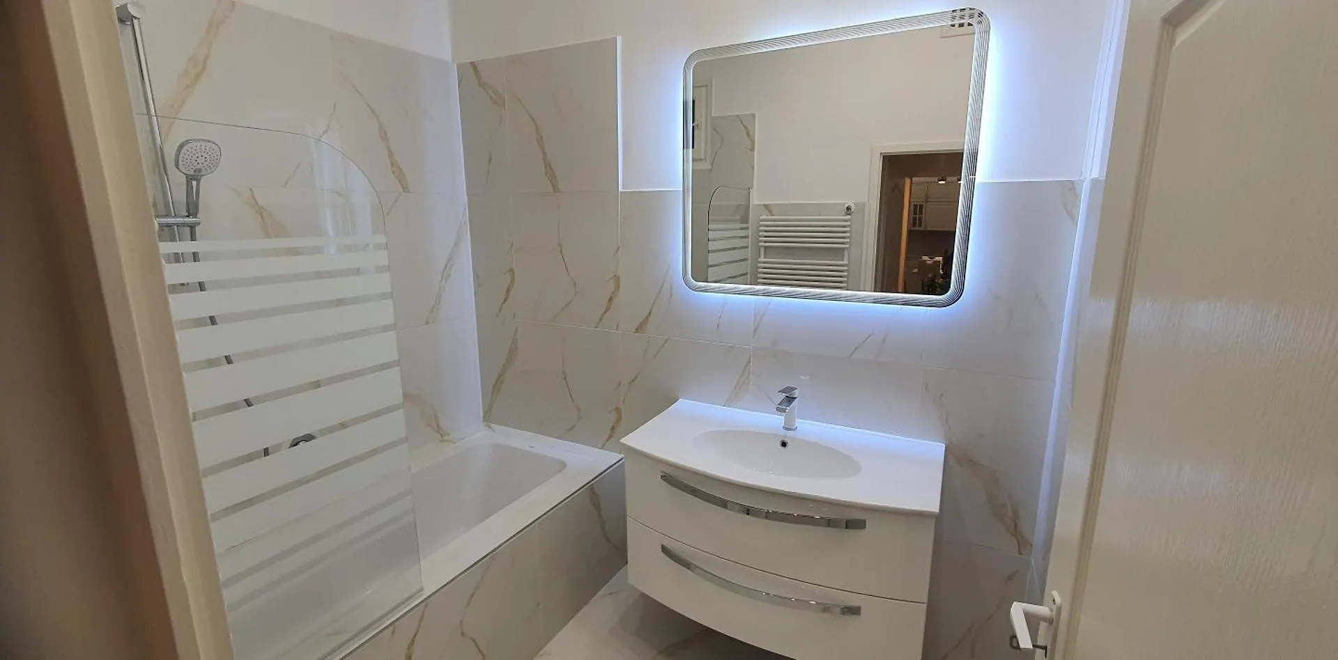 Elegant Apartment Under Buda Castle ブダペスト